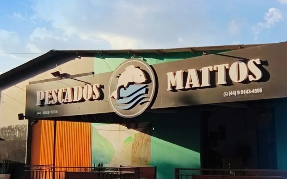 Fachada da Pescados Mattos com o letreiro e o logo do peixe