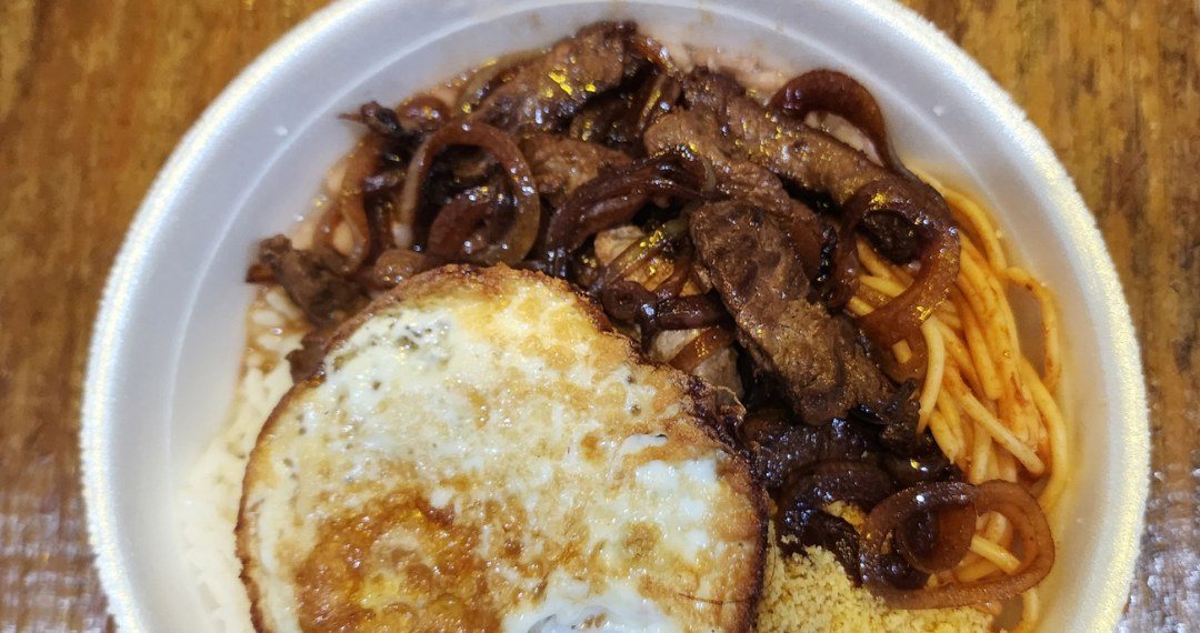 Marmita com alcatra, ovo frito, arroz e farofa