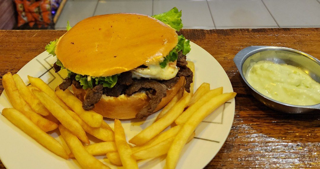 X-Alcatra servido com batata frita e molho